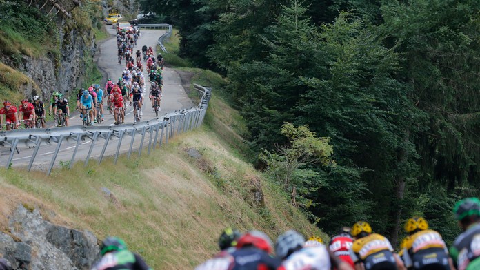 Pelotón v zjazde počas 18. etapy 102. ročníka prestížnych cyklistických pretekov Tour de France