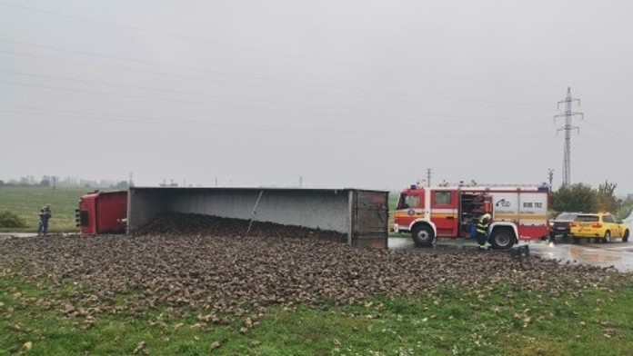 Pri Galante sa prevrátil kamión s repou. Cesta je uzavretá