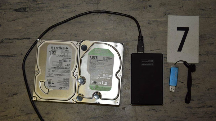Pevné disky a USB kľúč s detským pornom.