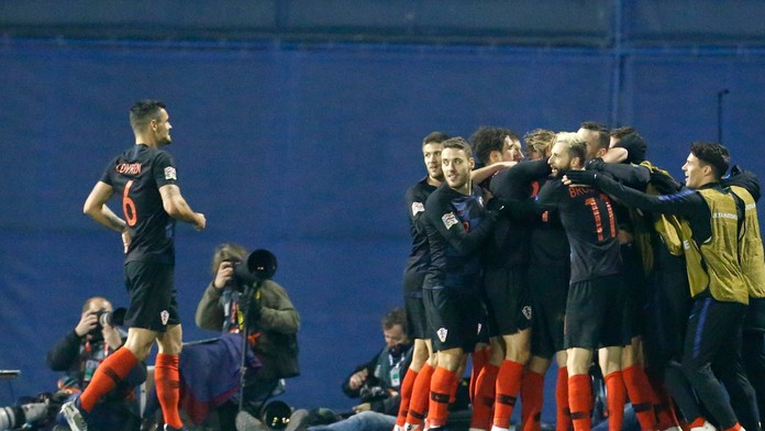 Hráči Chorvátska oslavujú druh gól do siete Španielska.