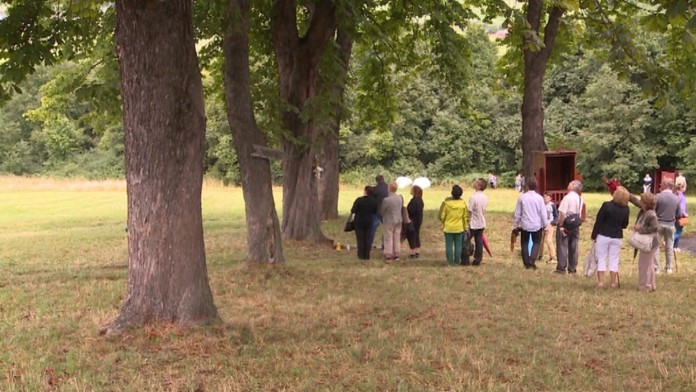 Na mieste, kde žena zomrela, dnes ľudia zapaľovali sviečky
