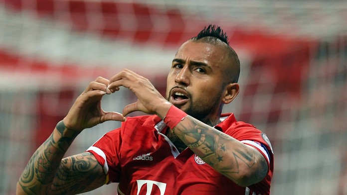 Arturo Vidal z Bayernu takto oslavuje svoj gól vo štvrťfinále LM proti Realu Madrid.