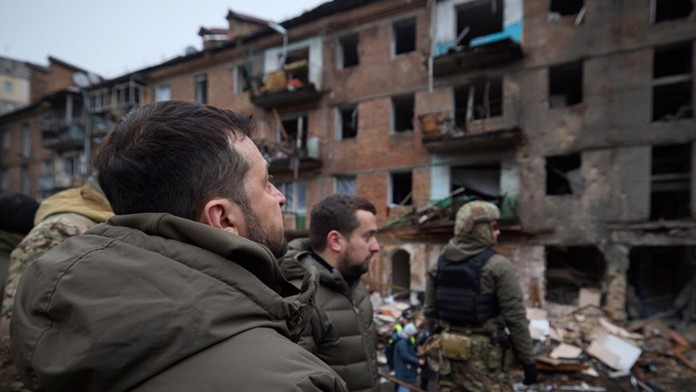 Volodymyr Zelenskyj sa pozerá na zničené budovy v meste Vyšgorod na predmestí Kyjeva.
