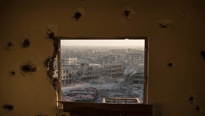 Pohľad z jednej zo zničených budov na trosky irackého mesta Mósul.