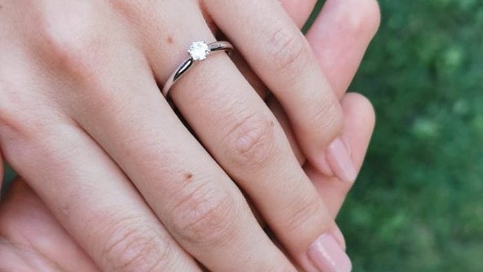 Snúbenci už plánujäú svadbu.