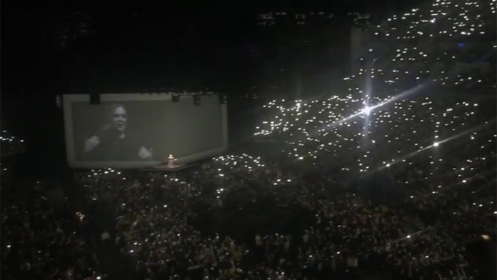 Adele vzdala hold obetiam útoku v Bruseli.