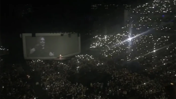 Adele vzdala hold obetiam útoku v Bruseli.