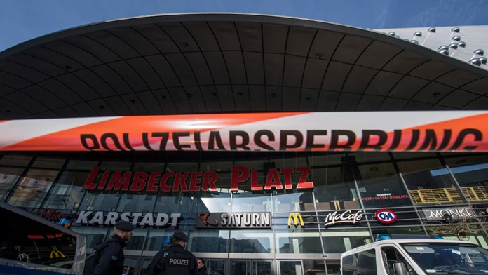 Policajti hliadkujú pred obchodným domom v nemeckom Essene.