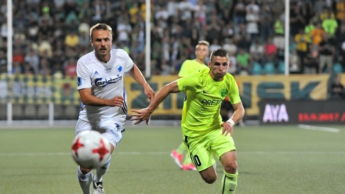 Na snímke sprava Nicolas Špalek (MŠK Žilina) a Pierre Bengtsson z Kodane v dueli 2. predkola LM.