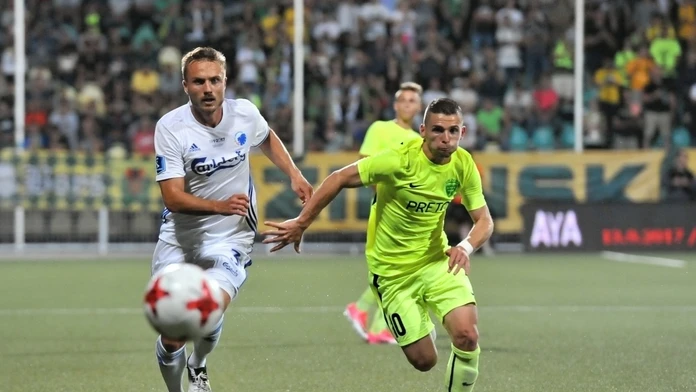 Na snímke sprava Nicolas Špalek (MŠK Žilina) a Pierre Bengtsson z Kodane v dueli 2. predkola LM.