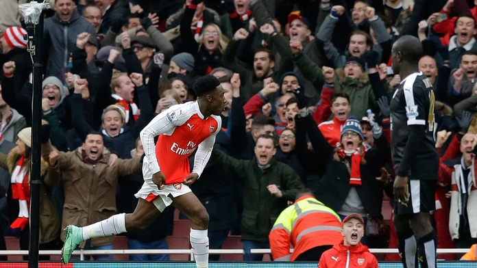 Archívna snímka, na ktorej Danny Welbeck oslavuje gól, v pozadí priaznivci Arsenalu na Emirates Stadium.
