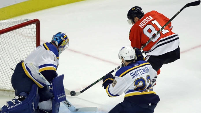 Slovenský hokejista Marián Hossa si vo štvrtom zápase 1. kola play off zámorskej NHL pripísal na konto asistenciu. 