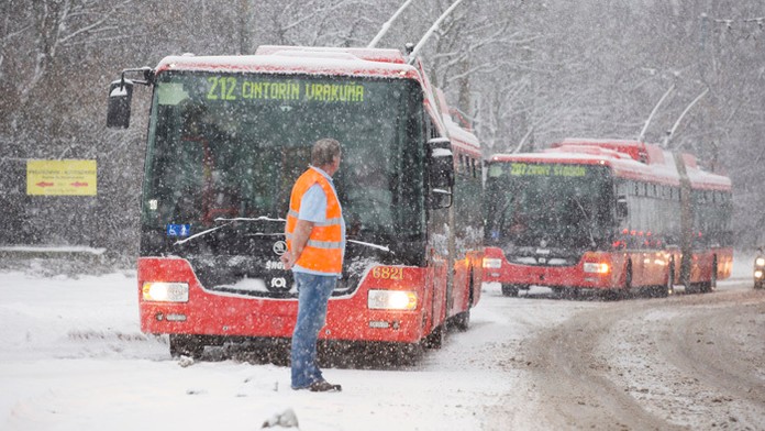 Snežný pluh na ceste v Bratislave.