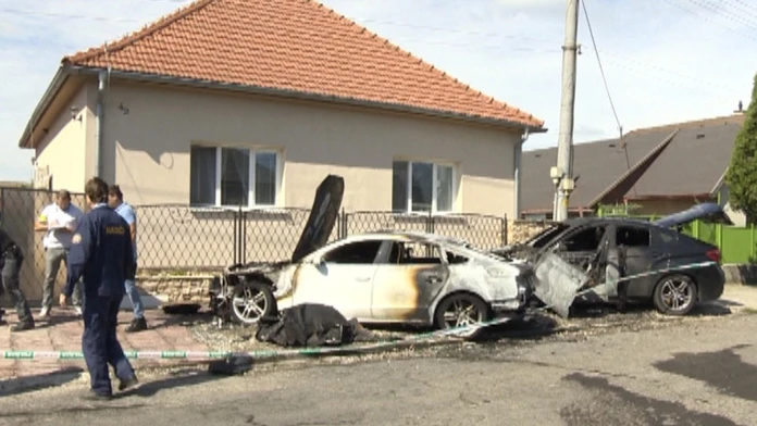 Zhorené autá v obci Šuľany pri Dunajskej Strede.