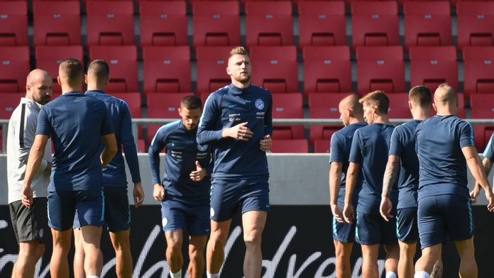 Na snímke uprostred hráč slovenskej futbalovej reprezentácie Milan Škriniar