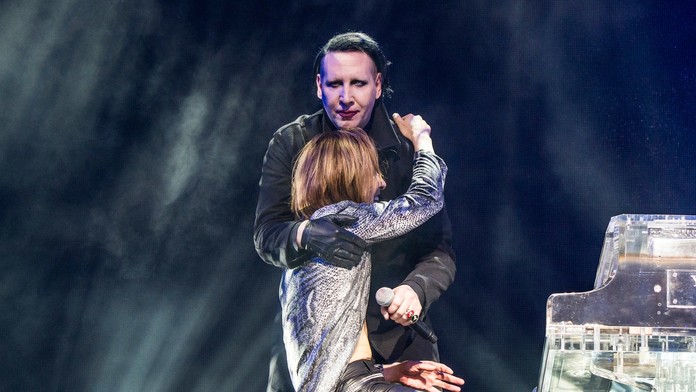 Na snímke hore spevák Brian Warner, známy ako Marilyn Manson a japonská hudobníčka Yoshiki.