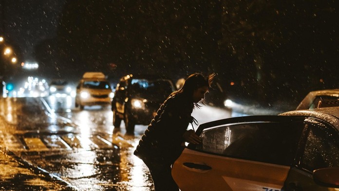 Dievča nastupuje do auta 