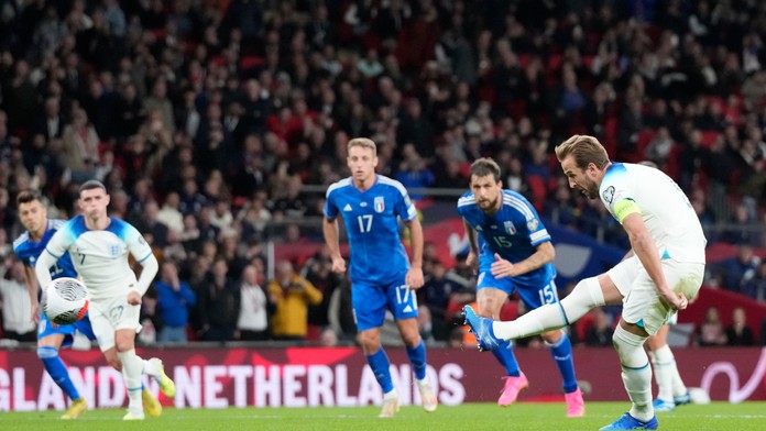 Odveta posledného finále ME zaručila postup Anglicku. Maďari nevyužili šancu, Taliansko v problémoch