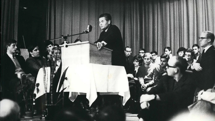 Ota Šik na archívnej snímke z 11. novembra 1968, ktorá vznikla vo Švajčiarsku, kde emigroval.