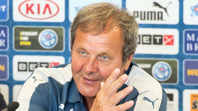 Tréner reprezentačného tímu Ján Kozák pri oznamovaní nominácie na EURO 2016.