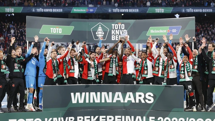 Dávid Hancko s Leom Sauerom oslavujú zisk trofeje. Feyenoordu stačil vo finále jediný presný zásah