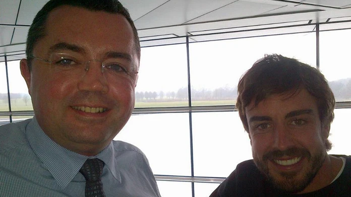 Riaditeľ McLaren Éric Boullier a Fernando Alonso.