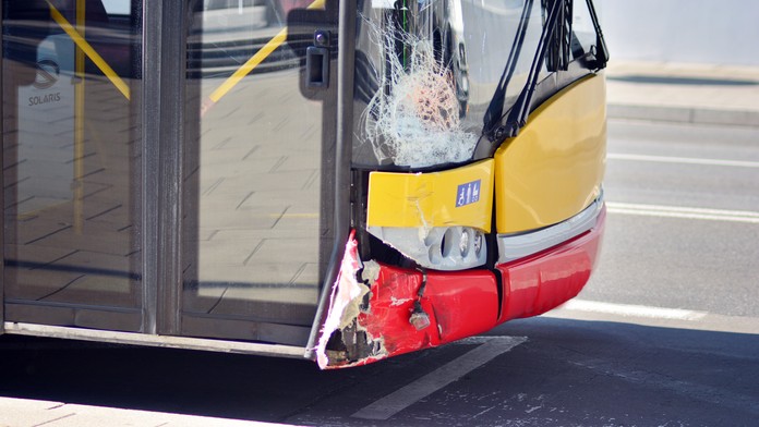 Tragická nehoda pri Rimavskej Sobote: Chodcu zrazil autobus, zraneniam na mieste podľahol