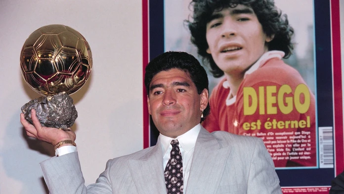 Prehra v pokri, splátka dlhov či krádež? Nájdená Maradonova Zlatá lopta pôjde do dražby, dediči sa búria