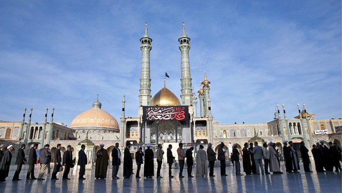 Iránci počas parlamentných volieb v Iráne.