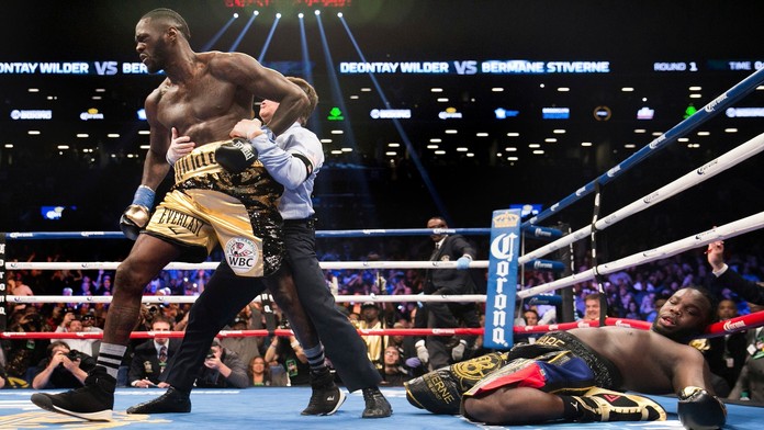 Hokejista Chicaga Artem Anisimov (vpravo) sa teší so spoluhráčom Brandonom Saadom v zápase Minnesota Wild - Chicago Blackhawks.