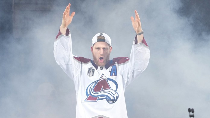 MacKinnon podpísal s Coloradom novú zmluvu. Za sezónu zarobí najviac v histórii NHL