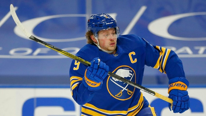 Jack Eichel počas zápasu NHL.