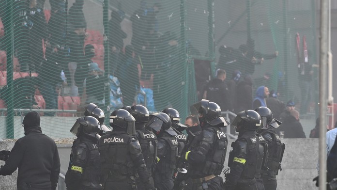 Policajti pred sektorom fanúšikov Slovana počas 11. kola Fortuna ligy v Trnave.