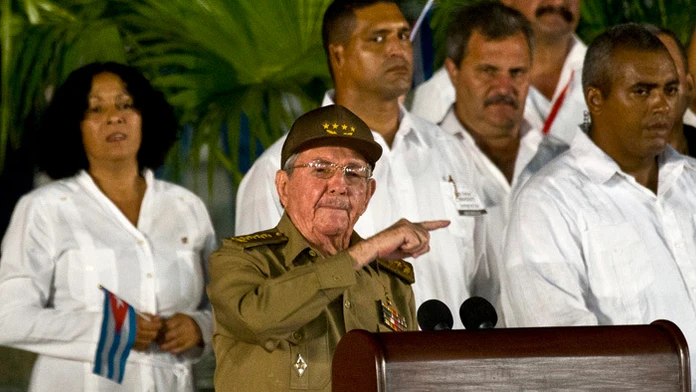 Kubánsky prezident Raúl Castro reční na oficiálne rozlúčke s bratom Fidelom v Santiagu.