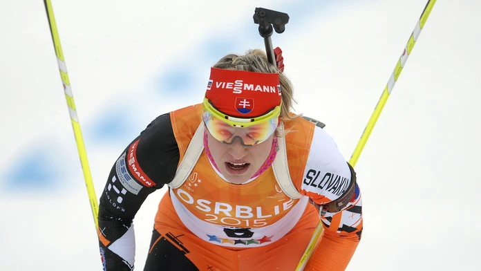 Zlatá Paulína Fialková v cieli rýchlostných pretekov na 7,5 km v biatlone na 27. svetovej zimnej univerziáde.