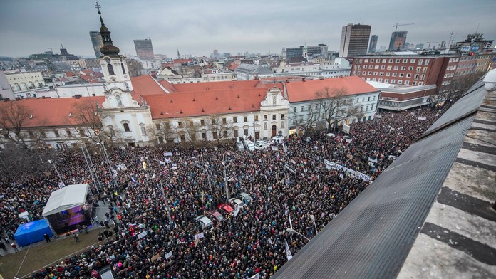 Protestujúci ľudia na Námestí SNP