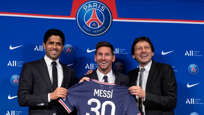 Zľava prezident PSG Nasser Al-Khelaifi, Lionel Messi a športový riaditeľ klubu Leonardo.