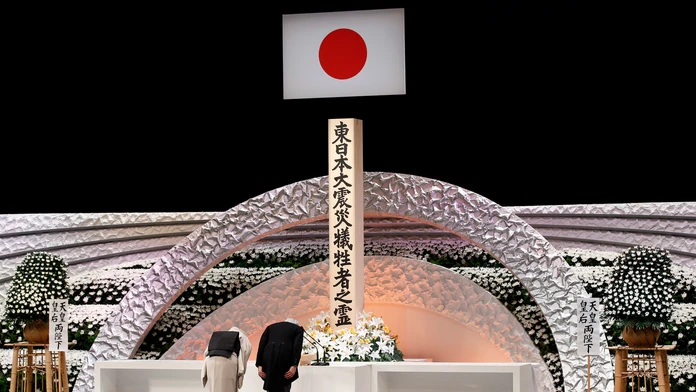 Japonský cisársky pár Akihito a Mičiko si uctili pamiatku obetí zemetrasenia a prívalových vĺn cunami z 11. marca 2011