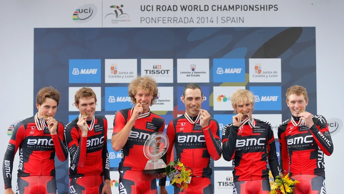 Peter Velits s kolegami z BMC Racing hryzú zlaté medaily po triumfe v tímovej časovke na MS v cestnej cyklistike.  21. septembra