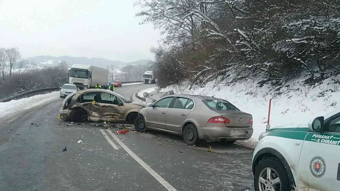 Pri nehode v Nižných Ružbachoch zasahovali všetky záchranné zložky. Zranilo sa päť ľudí