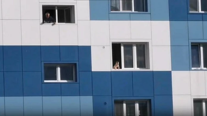 Na snímke testovanie Rómov na nový koronavírus v obci Bystrany.