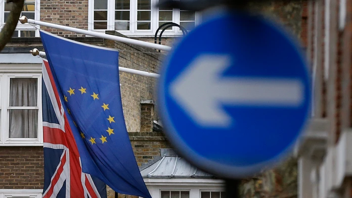 vlajky Európskej únie a vlajka Británie na budove Európskeho domu v Londýne.