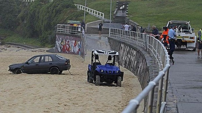 Nekontrolovateľné auto sa rútilo po pláži v Sydney