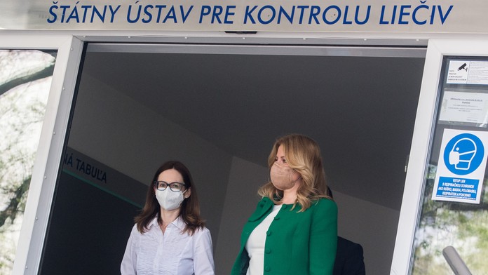 Na snímke vpravo prezidentka SR Zuzana Čaputová a riaditeľka Štátneho ústavu pre kontrolu liečiv (ŠÚKL) Zuzana Baťová počas návš
