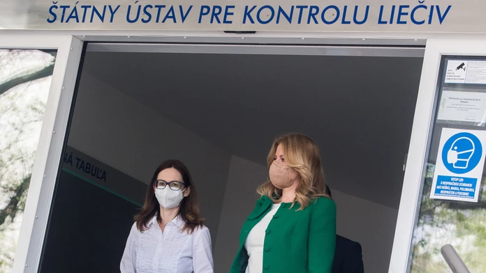 Na snímke vpravo prezidentka SR Zuzana Čaputová a riaditeľka Štátneho ústavu pre kontrolu liečiv (ŠÚKL) Zuzana Baťová počas návš