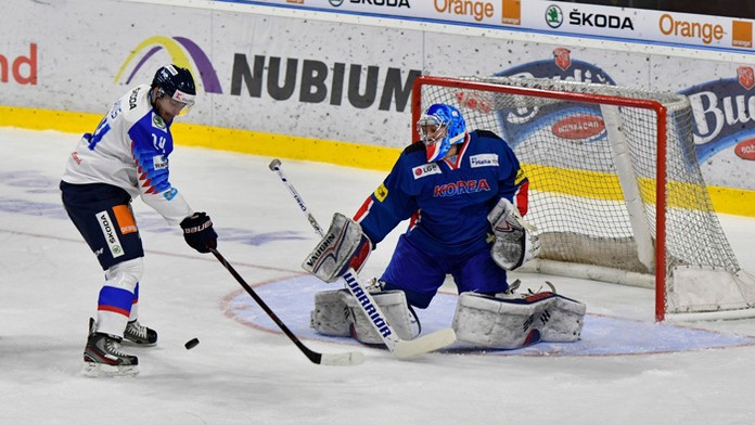 Juraj Mikúš (Slovensko) a vpravo brankár Matthew Dalton (Kórejská republika).