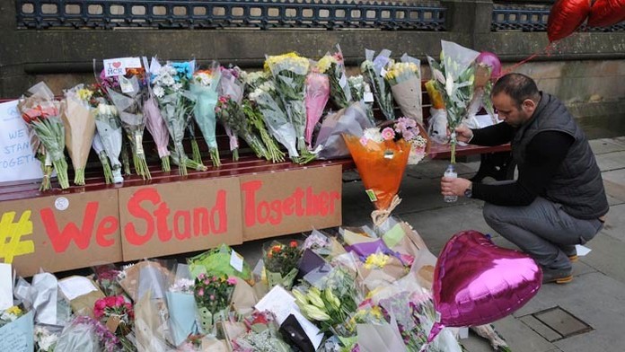 Ľudia spomínajú na obete útoku v Manchestri.