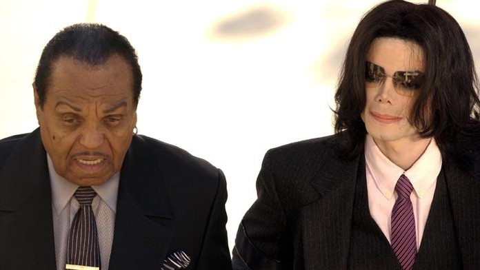 Michael Jackson (vpravo) so svojím otcom Joeom Jacksonom.