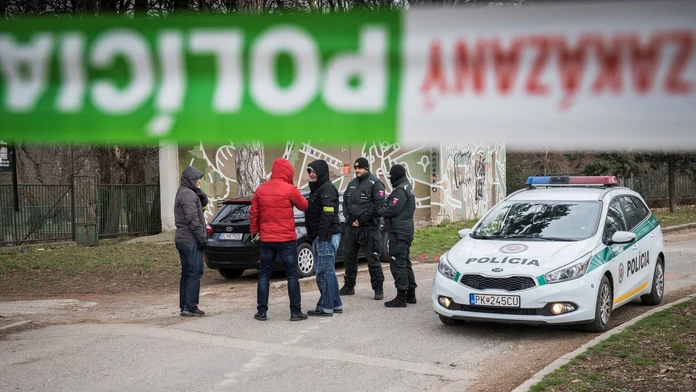 Veverička sa v metre túlila k cestujúcim
