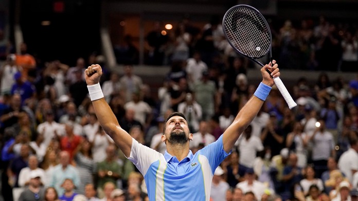 Srbský tenista Novak Djokovič reaguje po jeho výhre nad Američanom Benom Sheltonom.